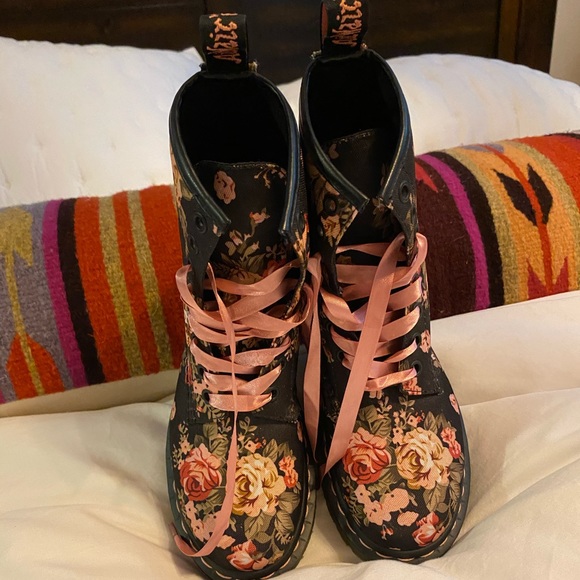 🌸🌺NWOT Authentic Doc Marten’s Floral Boot - Picture 10 of 10